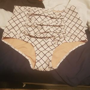 Kortni Jeane size large grid ruched bottoms